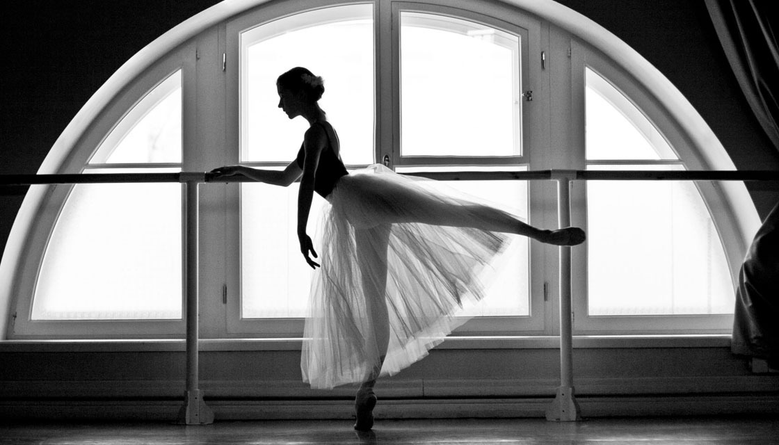 Балерина на окне