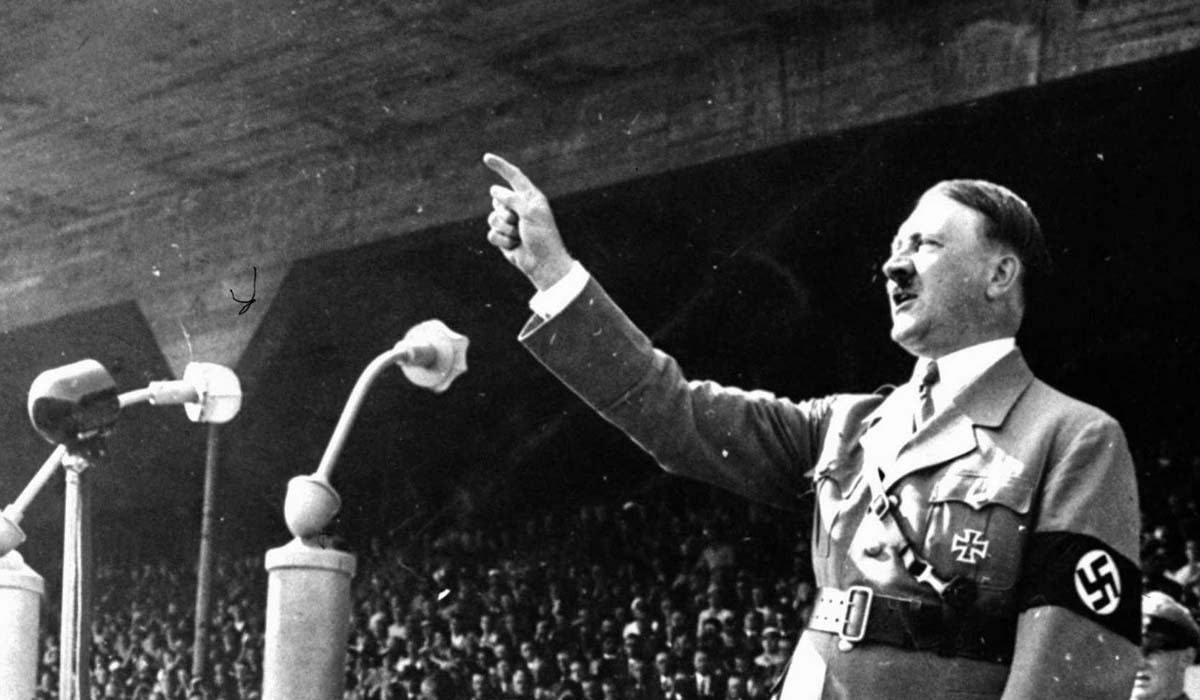 Гитлер говорит речь