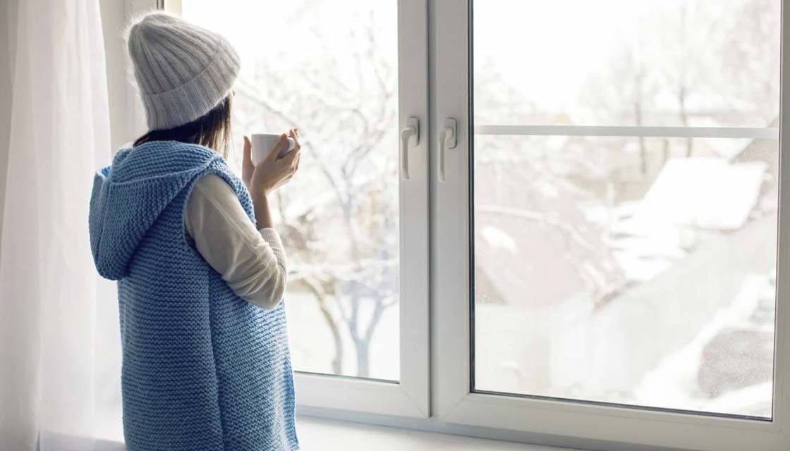 Девушка у окна, зима