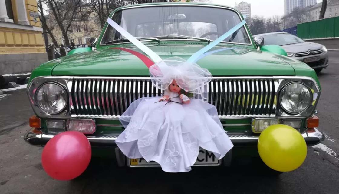 Кукла на капоте свадебной машины