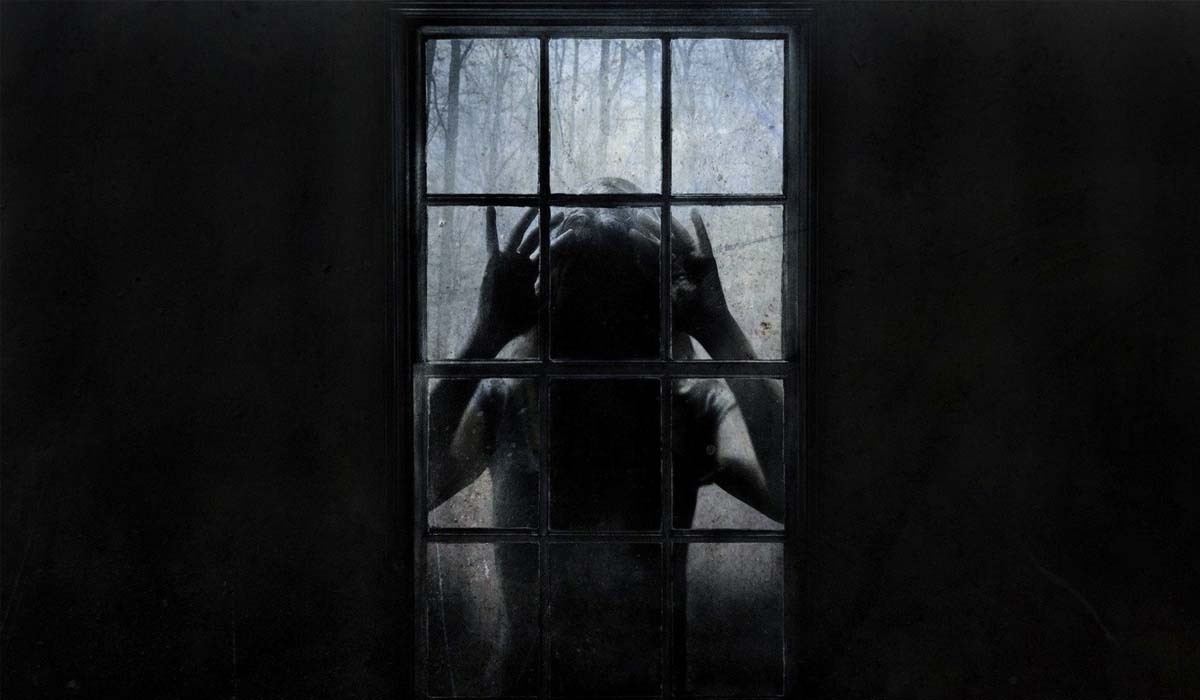 Страшное темное окно