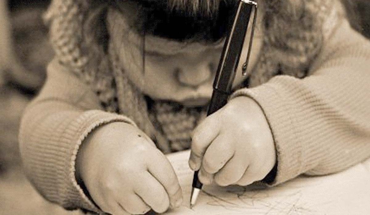 Ребенок пишет