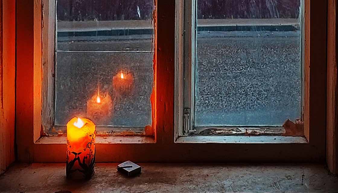Свеча на окне