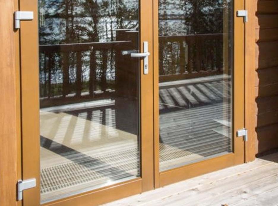 Деревянные двери со стеклопакетом